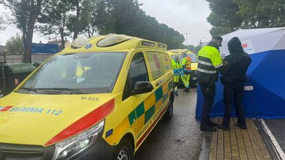 Los equipos de Emergencias trabajan en la avenida de Arcas del Agua de Madrid, donde ha muerto este sábado una mujer de 39 años con varias heridas de arma blanca.