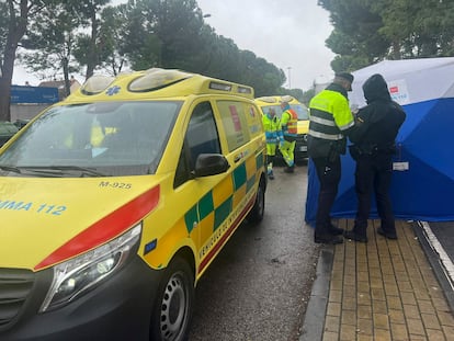 Los equipos de Emergencias trabajan en la avenida de Arcas del Agua de Madrid, donde ha muerto este sábado una mujer de 39 años con varias heridas de arma blanca.