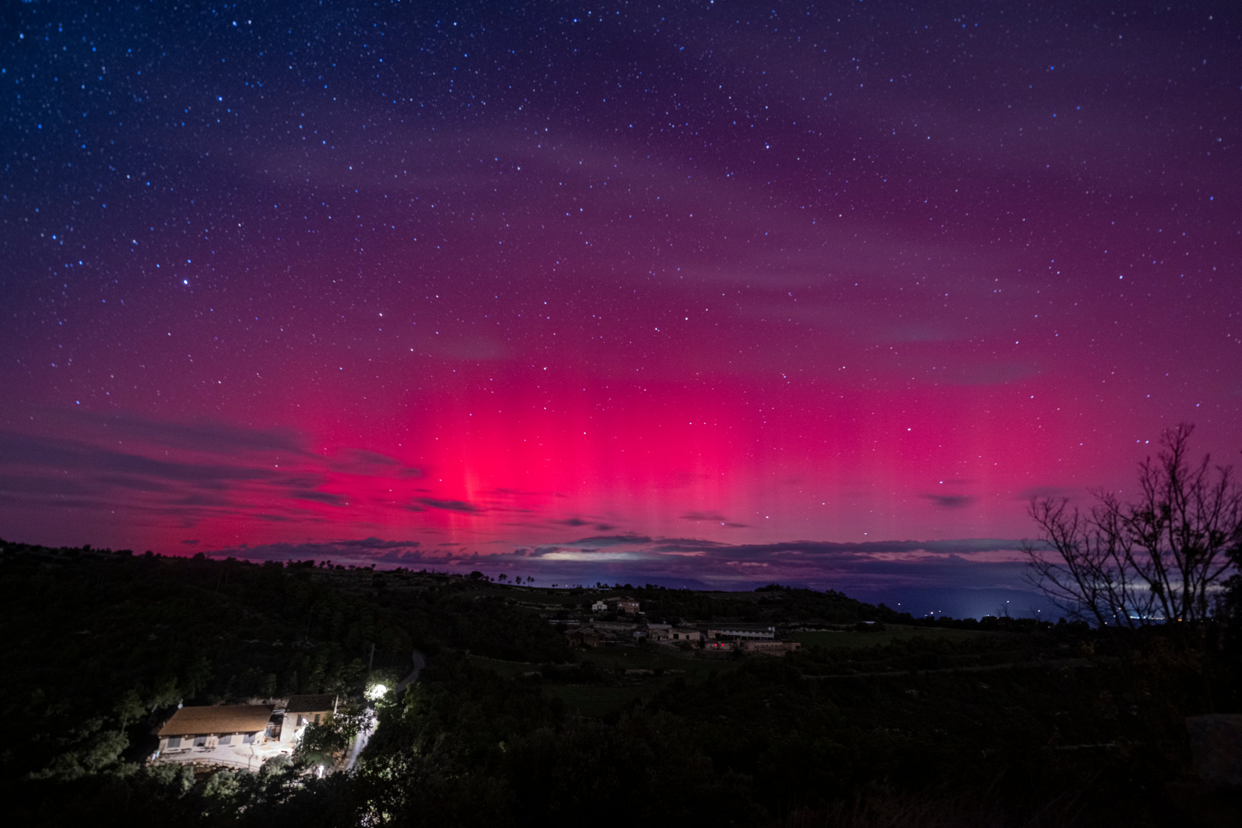 Una aurora boreal provocada por una fuerte tormenta solar ilumina la noche de España