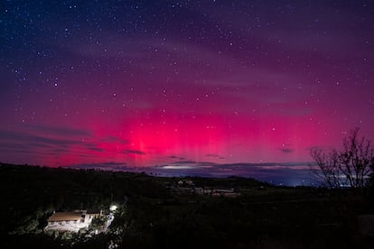 Una aurora boreal ha sido observada durante la pasada noche en varias localidades de España. Es la segunda vez en el año que se registra este fenómeno en latitudes muy bajas del hemisferio norte. La primera fue en mayo. Las auroras son efectos luminosos que se generan en las capas superiores de la atmósfera y tienen apariencia de arcos, bandas o cortinas. Se forman por la interacción del viento solar y el campo magnético de la Tierra. La foto fue tomada desde el Observatorio Astronómico de Castelltallat, en Cataluña. 

