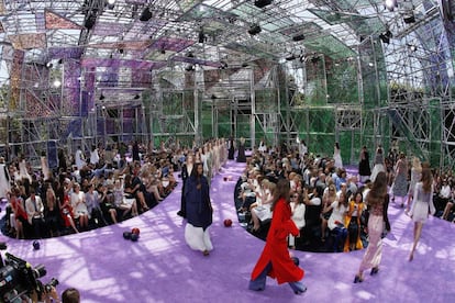 A pesar de ser la semana de la alta costura para presentar las colecciones de otoño/invierno, Christian Dior ha elegido un colorido y primaveral escenario Sin embargo, los abrigos talla XXL fueron una de sus constantes en el desfile.