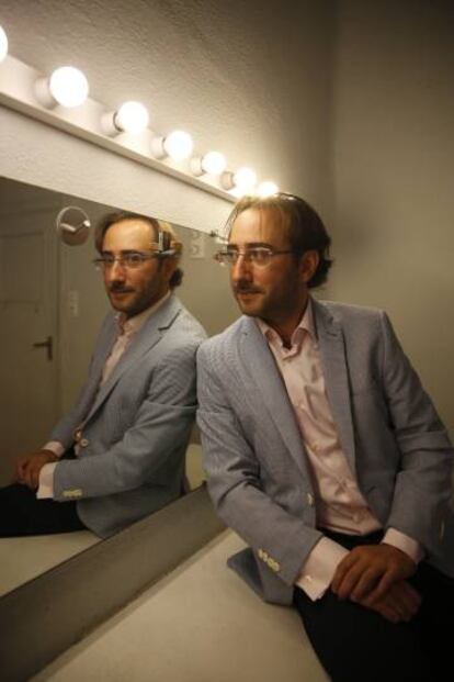 Edgar Martín, el director de la orquesta Camerata Musicalis, en los camerinos del Teatro Nuevo Apolo.