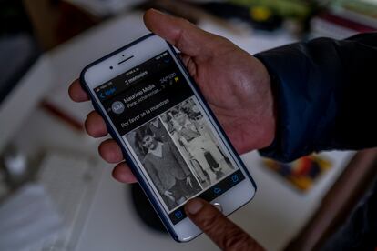 Luis Ignacio Echavarría muestras unas fotografías de su infancia, cuando sufrió los abusos de un sacerdote jesuita, en Medellín (Colombia)