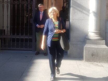 La exalcaldesa de Madrid Manuela Carmena sale de la sede del Ayuntamiento en Plaza de la Villa tras presentar su renuncia