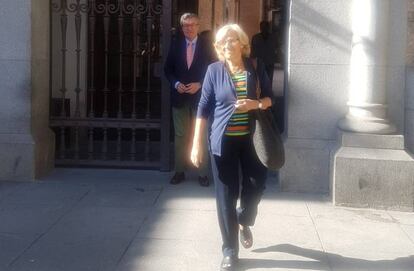 La exalcaldesa de Madrid Manuela Carmena sale de la sede del Ayuntamiento en Plaza de la Villa tras presentar su renuncia