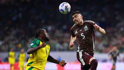 Johan Vásquez, central de México, despeja un balón durante el partido contra Jamaica, el pasado 22 de junio.