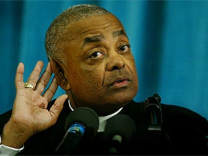 Wilton Gregory, presidente de la Conferencia Episcopal de Estados Unidos, en Roma, con la mano en la oreja, en conferencia de prensa
