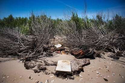 Abandonado en los años 30, el antiguo poblado Canaan recuerda que la erosión siempre ha sido un problema en Tangier. En la imágen, una lápida en la playa donde antes había un cementerio.