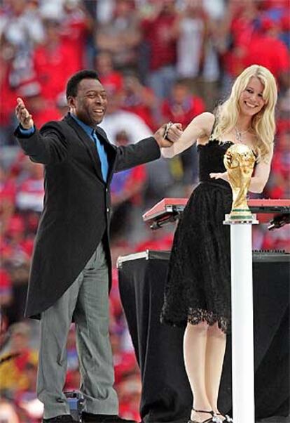 Pelé y Claudia Schiffer, ayer durante la inauguración del Mundial en Múnich.