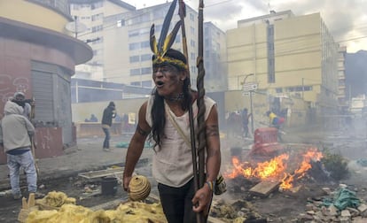 Un indígena ecuatoriano durante una protesta en Quito, este viernes.