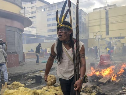 Un indígena ecuatoriano durante una protesta en Quito, este viernes.