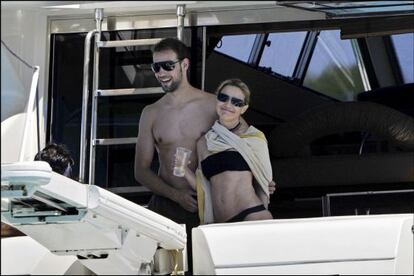 Gonzalo Mir&oacute; y Eugenia Mart&iacute;nez de Irujo, en Ibiza, en agosto de 2008. 