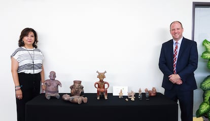 La cónsul mexicana Norma Ang y el presidente de la Fundación del Museo de Albuquerque, Andrew Rodgers