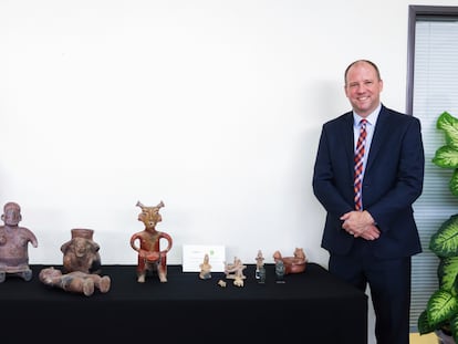 La cónsul mexicana Norma Ang y el presidente de la Fundación del Museo de Albuquerque, Andrew Rodgers, con las piezas devueltas.