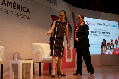 Claudia Sheinbaum y Pepa Bueno toman asiento para iniciar el diálogo 'Mujeres de América por los derechos y el bienestar'.