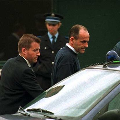 Un policía detiene a Bruno Roussel en el Tour del 98.