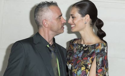 El cantante Eros Ramazzotti y la modelo Marica Pellegrinelli en París en 2014.