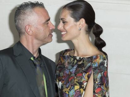 El cantante Eros Ramazzotti y la modelo Marica Pellegrinelli en París en 2014.