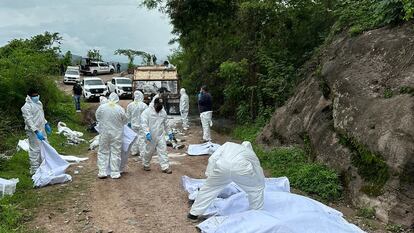 Personal de la Fiscalía General del Estado de Chiapas trabaja en el lugar donde se localizaron 19 cadáveres, en el municipio de La Concordia.