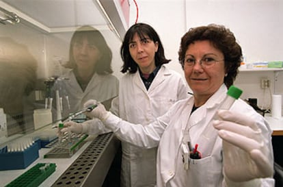 Mari Paz Martín (izquierda) y María José Iturralde, en el Instituto Nacional de Toxicología en Madrid.