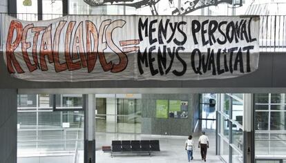 Vestíbulo principal del hospital de Sant Pau con pancartas contra los recortes sanitarios.