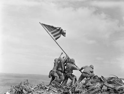 'Alzando la bandera en Iwo Jima'  (23 de febrero de 1945).