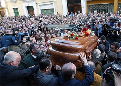 Los restos de Juanito Valderrama son llevados entre la multitud que ayer le rindió homenaje en Sevilla.