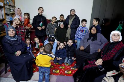 La familia de la rehén palestina, Fatima Amarneh, espera en casa mientras siguen la evolución del intercambio de prisioneros por televisión. 