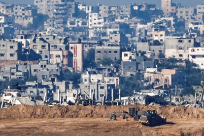 Excavadoras israelíes trabajan en la franja de Gaza, en una zona sin determinar, vistas desde el sur de Israel, este viernes. 