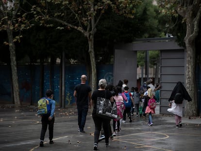 Alumnos del colegio Eduard Marquina de Barcelona en el horario de salida.