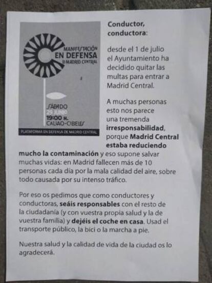 Papel informativo que les entregan a los conductores en defensa de Madrid Central.