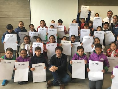 Un grupo de alumnos argentinos participan en un taller de periodismo de EL PAÍS.
 