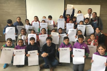 Un grupo de alumnos argentinos participan en un taller de periodismo de EL PAÍS.
 