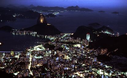 Vista nocturna de la ciudad de Río de Janeiro, con el Pan de Azúcar dominando la bahía de Guanabara.