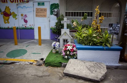 El cenotafio de Javier Valdez enfrente del lugar donde lo mataron.