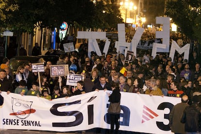 Los manifestantes recorren las calles de Castellón para exigir el restablecimiento de las emisiones de TV3.