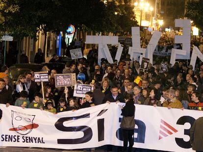 Los manifestantes recorren las calles de Castellón para exigir el restablecimiento de las emisiones de TV3.