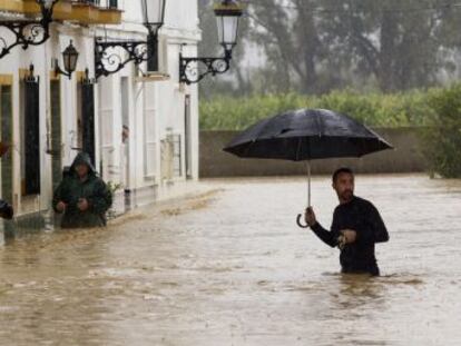 Los servicios de rescate evacúan a vecinos tras la tromba de agua caída de madrugada