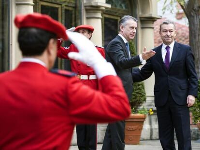 Urkullu da la bienvenida a Rivero en la puerta de Ajuria Enea.