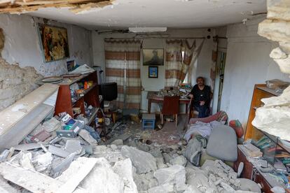 Un hombre contempla las ruinas de su hogar ocasionadas por el ataque ruso, este viernes.