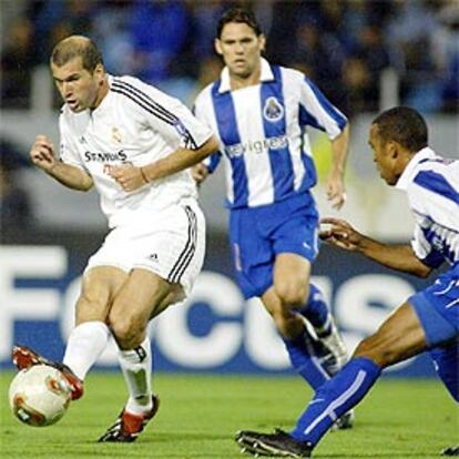 Zinedine Zidane lucha por el balón con los jugadores del Oporto, Costinha y Maniche.