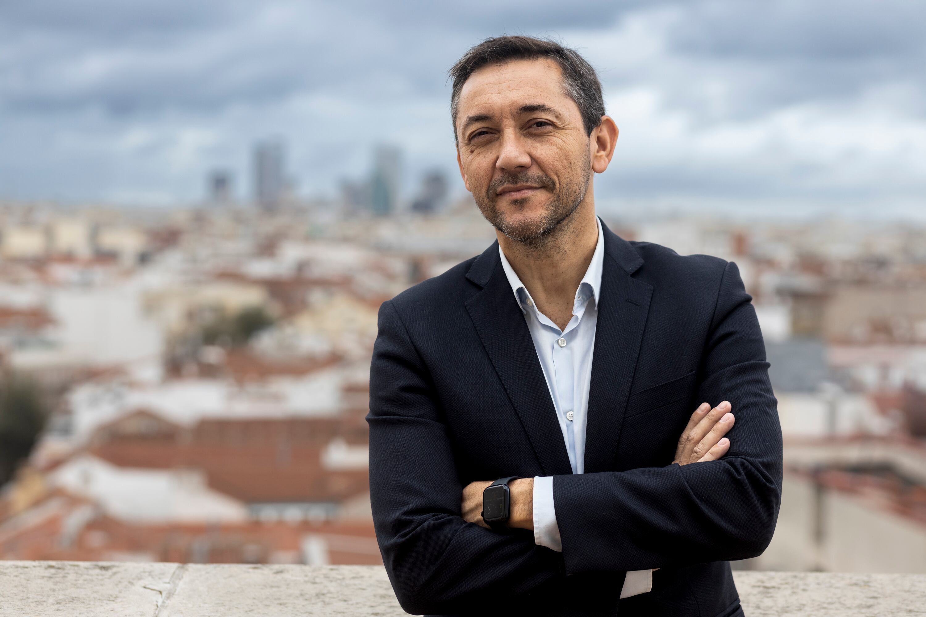 El periodista Javier Ruiz, retratado en la terraza de la Cadena SER. 