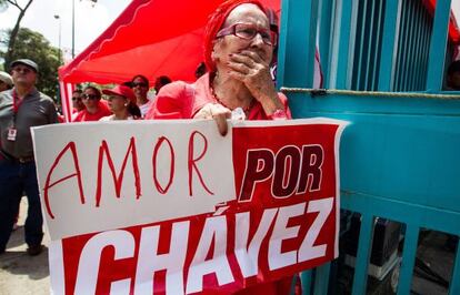 Una seguidora de Chávez expresa su apoyo al presidente hoy en Caracas.