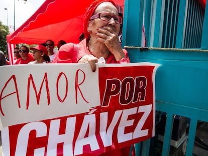 Una seguidora de Ch&aacute;vez expresa su apoyo al presidente hoy en Caracas.