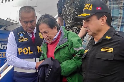 Alejandro Toledo tras su llegada a Lima en una fotografía de la Policía Nacional de Perú.