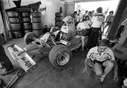 Los mecánicos trabajan en el 126CK en el interior del garaje de Ferrari. Aunque su motor turbo-compresor, con 560 caballos, era el más potente del circuito, tenía una pésima aerodinámica. Gilles Villeneuve, un virtuoso del volante a quien Enzo Ferrari había bautizado el “piccolo canadese” (el pequeño canadiense) por su corta estatura, venía de ganar el Gran Premio de Mónaco, donde se había impuesto gracias a su habilidad más que a las bondades del coche. El circuito de Madrid no era en principio favorable a la mecánica de Ferrari. Villeneuve se había clasificado séptimo en la parrilla de salida, y su compañero, el francés Didier Pironi, decimotercero.