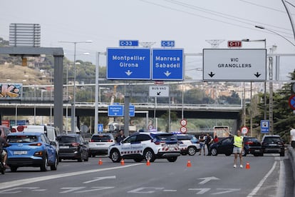 Control de los Mossos en una carretera de Barcelona, este jueves.