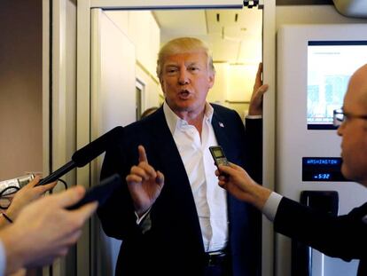 Donald Trump habla con periodistas a bordo del Air Force One.