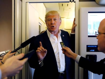 Donald Trump habla con periodistas a bordo del Air Force One.