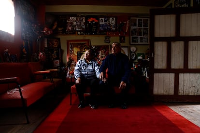 Blanca Soria y Gerardo Alarcón en la sala de su casa, sobre la alfombra más grande que han tejido.